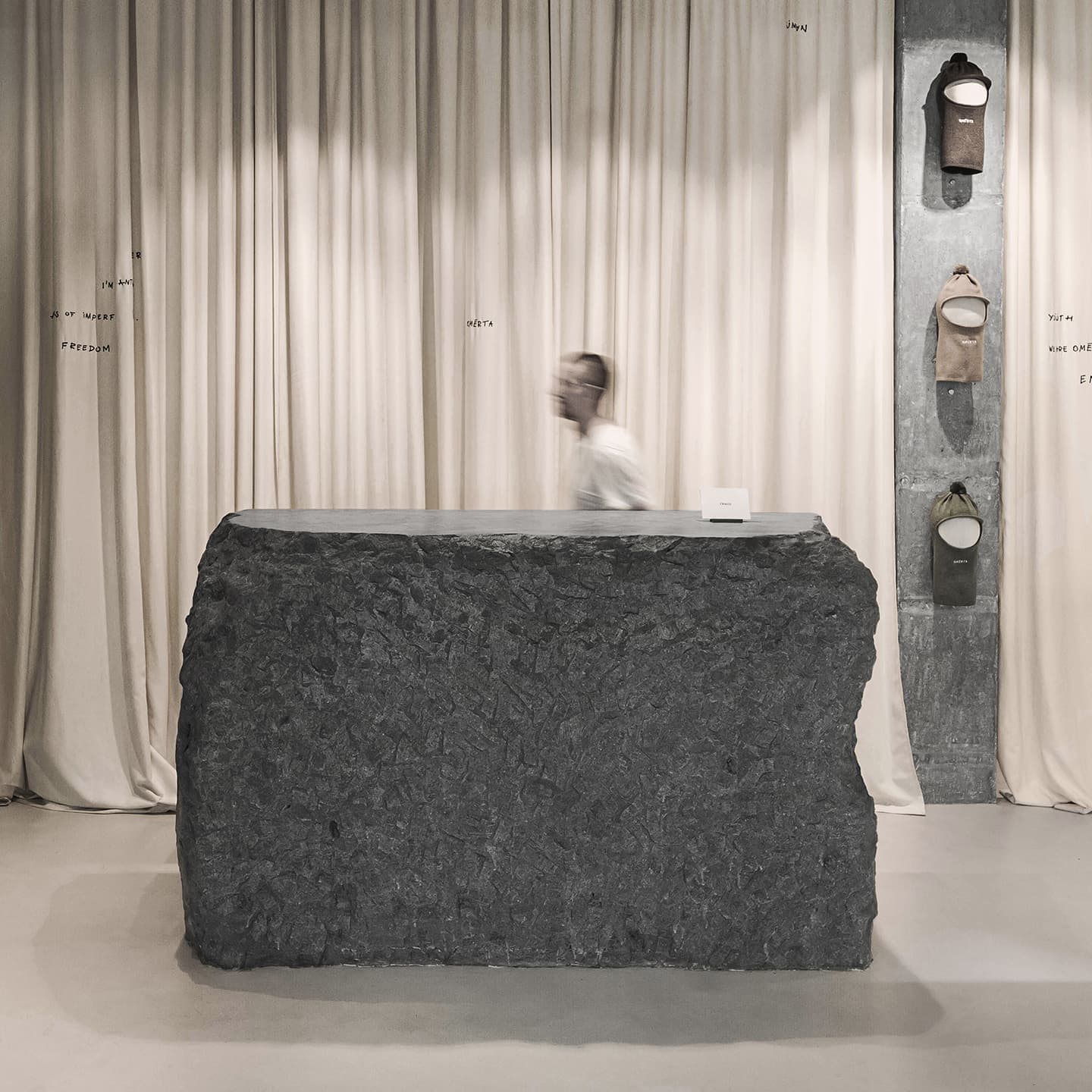 Брутальный минимализм в шоуруме в Екатеринбурге — проект команды Одногруппники