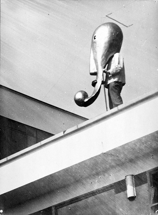 Т. Люкс Фейнингер, фотография «Маска для сцены Баухаус на крыше школы Баухаус», 1928
