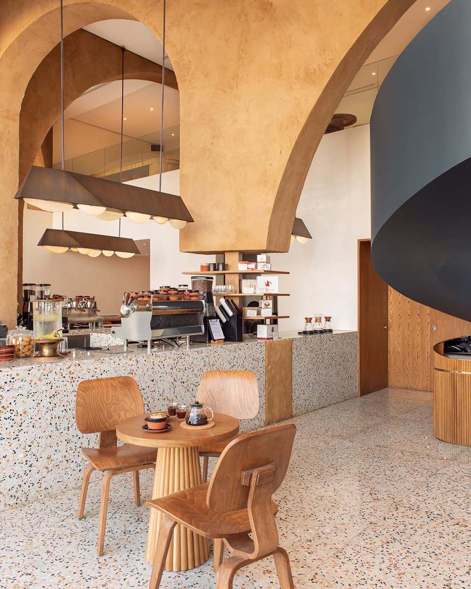 Современный магазин кофе с ритуальной атмосферой – проект AZAZ Architects