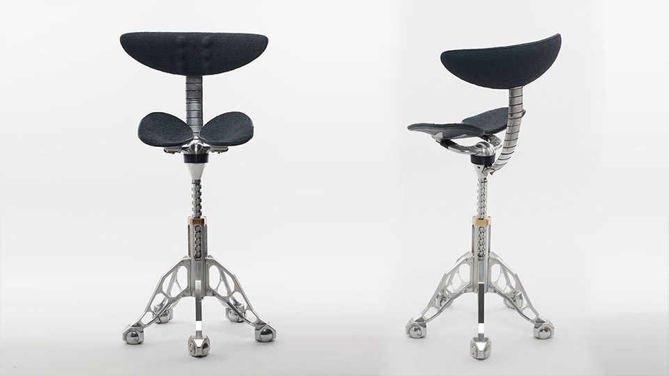 Интересный «идеальный» офисный стул предложили в британской компании Freedman, хотя сидеть на подвижной конструкции нужно будет еще привыкнуть