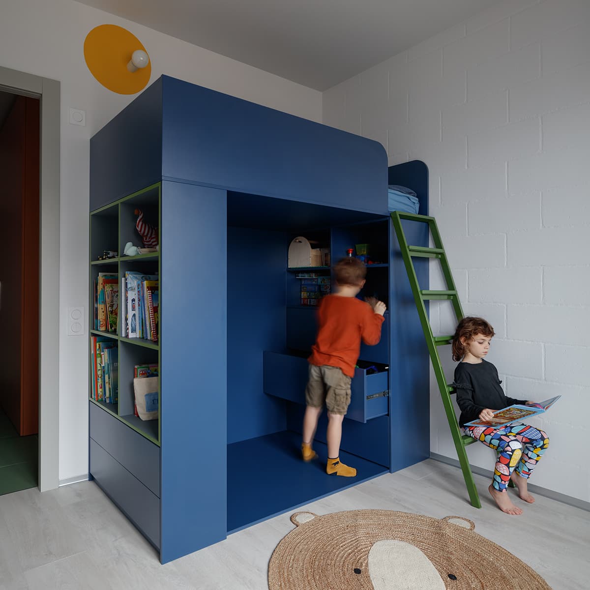 Детские комнаты с мебелью куб