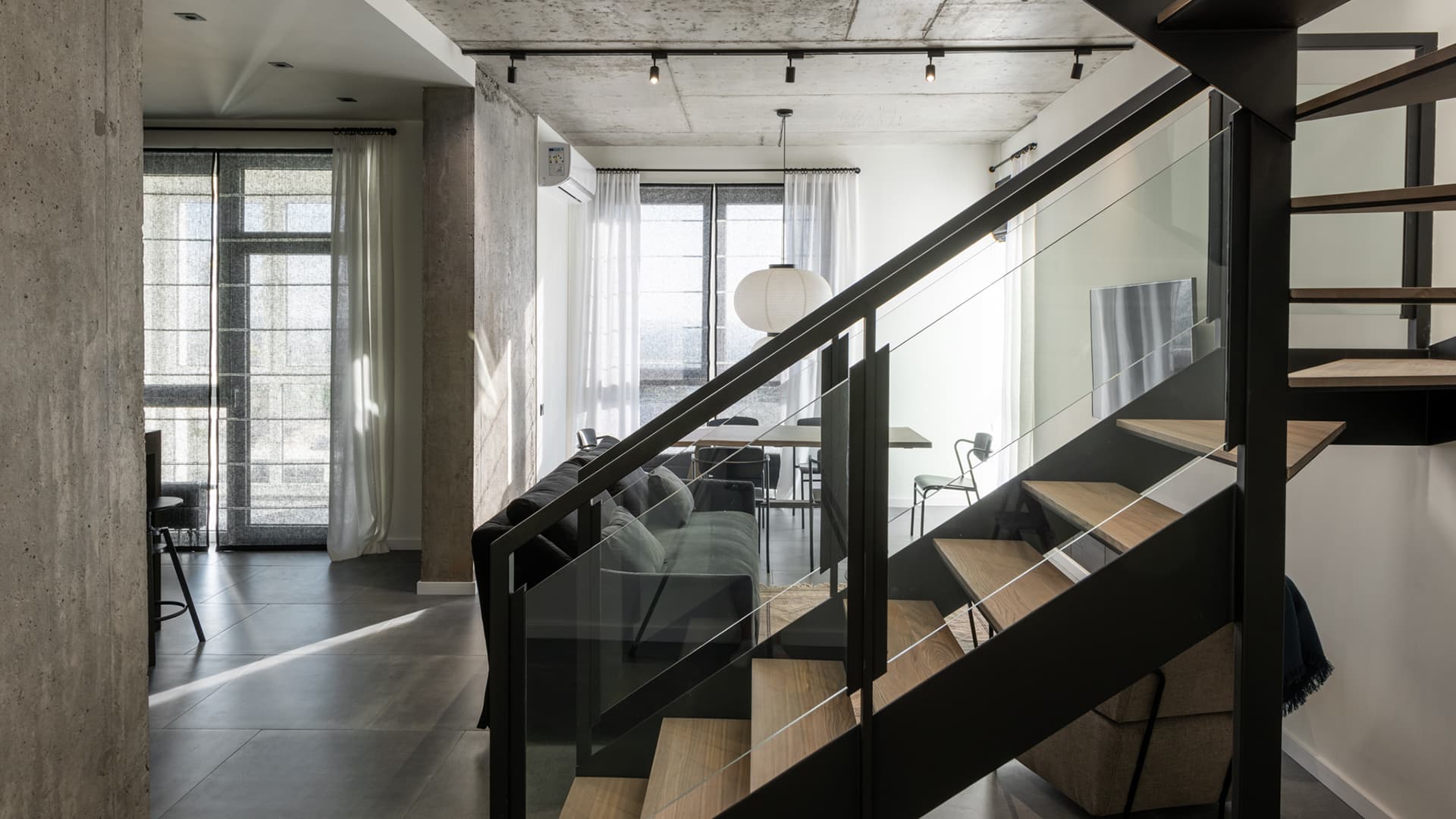 Монохромные апартаменты с «парящей» лестницей в Киеве — проект PLANiUM