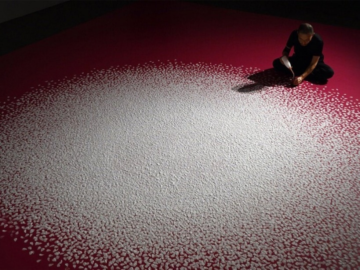 Оригинальная инсталляция из 100 000 лепестков сакуры из соли
