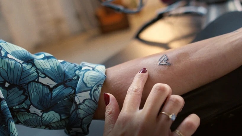 Первая в мире тату, сделанная рукой робота через сеть 5G