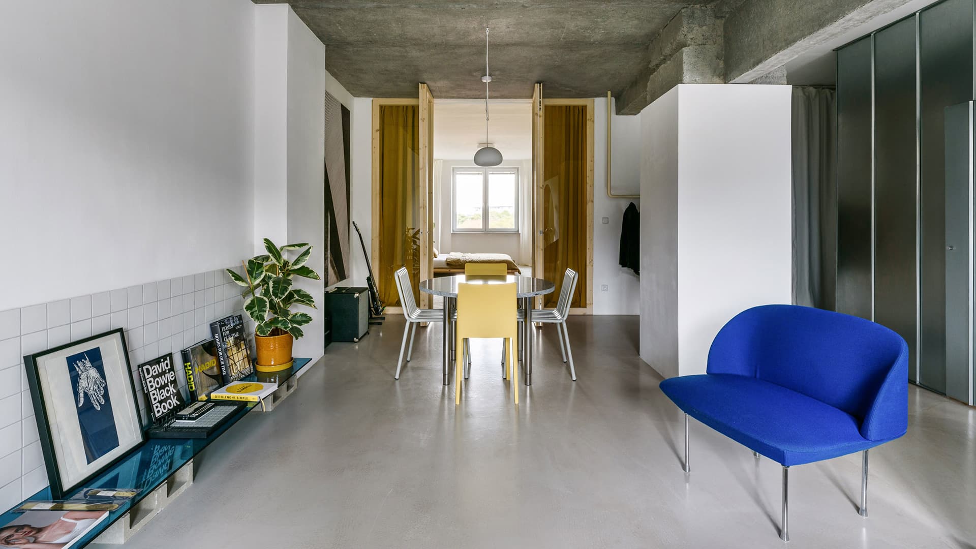 Квартира-студия с круглым проемом в стене — проект архитектора Алана Прекопа