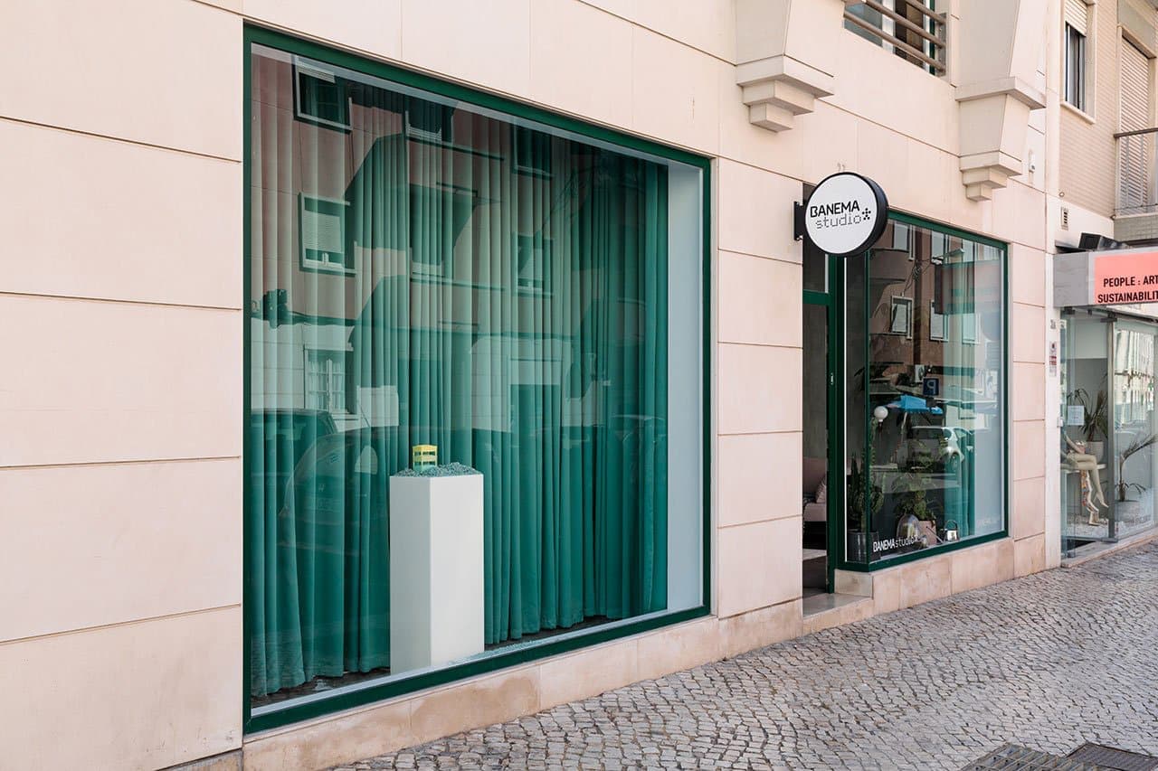 Магазин дизайнерских товаров и творческая лаборатория под одной крышей – проект архитектора Педру Кампоса Кошты