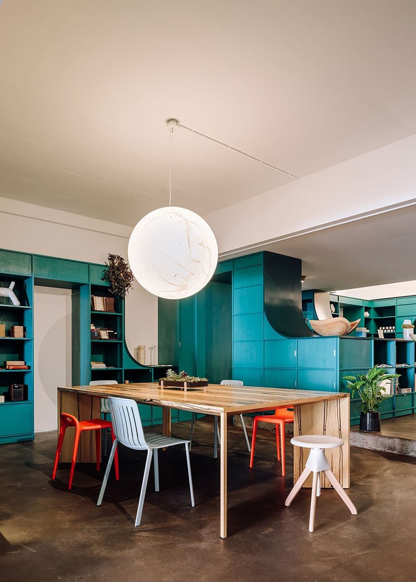 Магазин дизайнерских товаров и творческая лаборатория под одной крышей – проект архитектора Педру Кампоса Кошты
