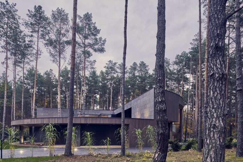 Круглый деревянный дом в сосновом лесу от Mobius Architekci
