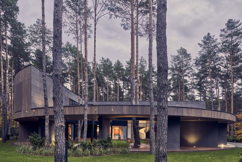 Круглый деревянный дом в сосновом лесу от Mobius Architekci
