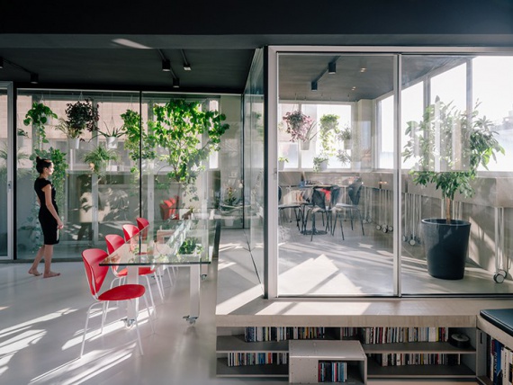 Промышленное здание в Мадриде переоборудовали в пространство с трансформируемой мебелью
