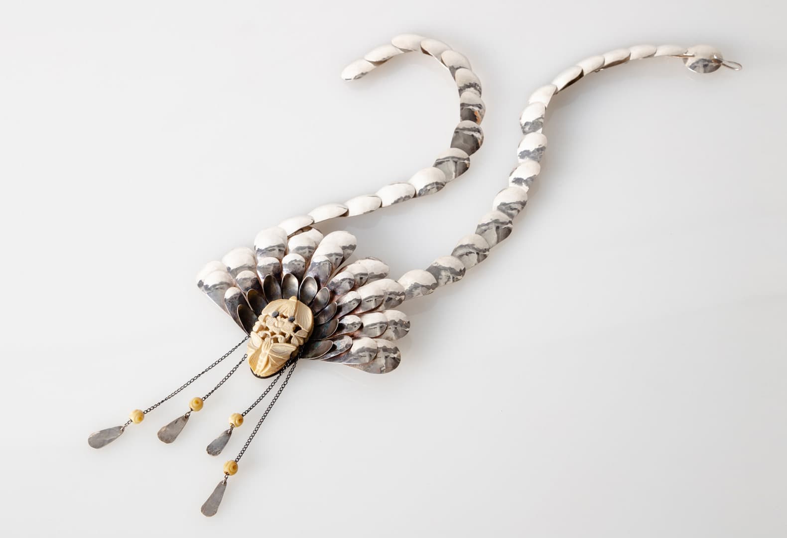 Ожерелье Peacock & Dragonfly, Арлин Фиш, США, 1969. Фото: Joe Kramm