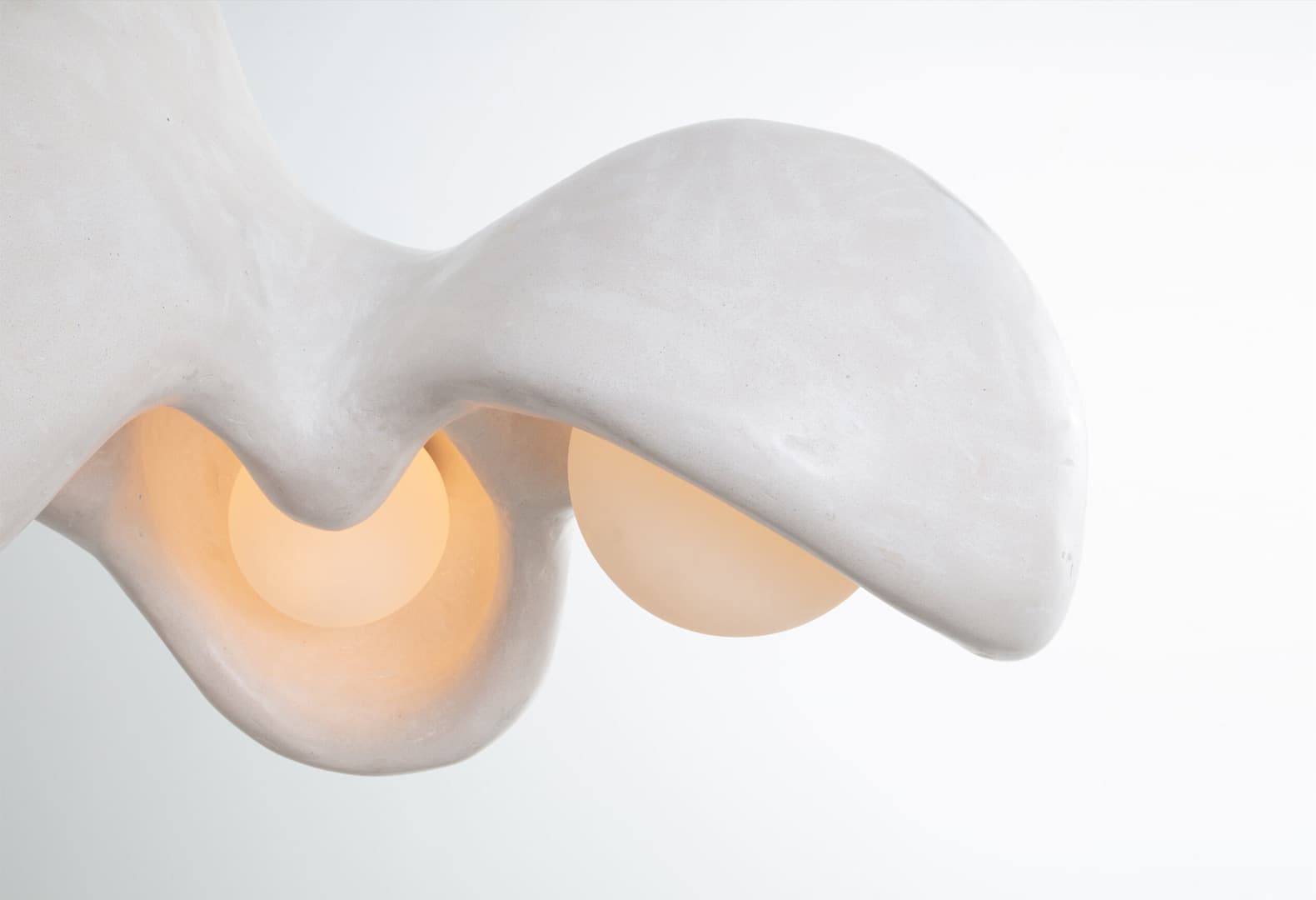 Подвесной светильник из гипса, Роган Грегори, США, 2020. Фото: Joe Kramm