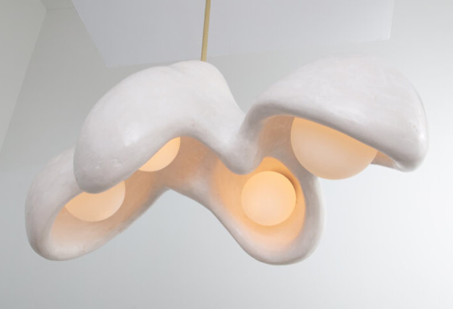 Подвесной светильник из гипса, Роган Грегори, США, 2020. Фото: Joe Kramm