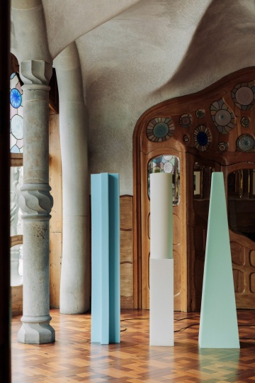 Макс Энрих создал лампы из пенопласта для Дома Бальо Гауди