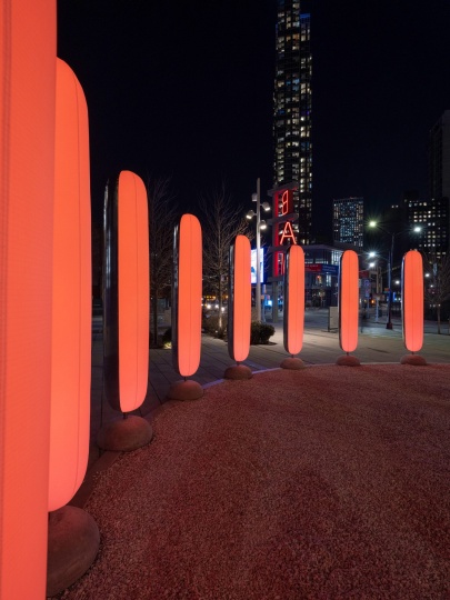 Временная инсталляция из подсвечиваемых надувных столбов в Бруклине