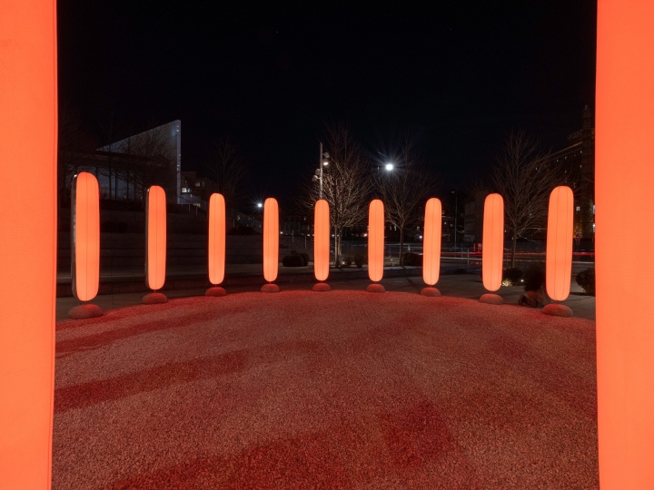 Временная инсталляция из подсвечиваемых надувных столбов в Бруклине
