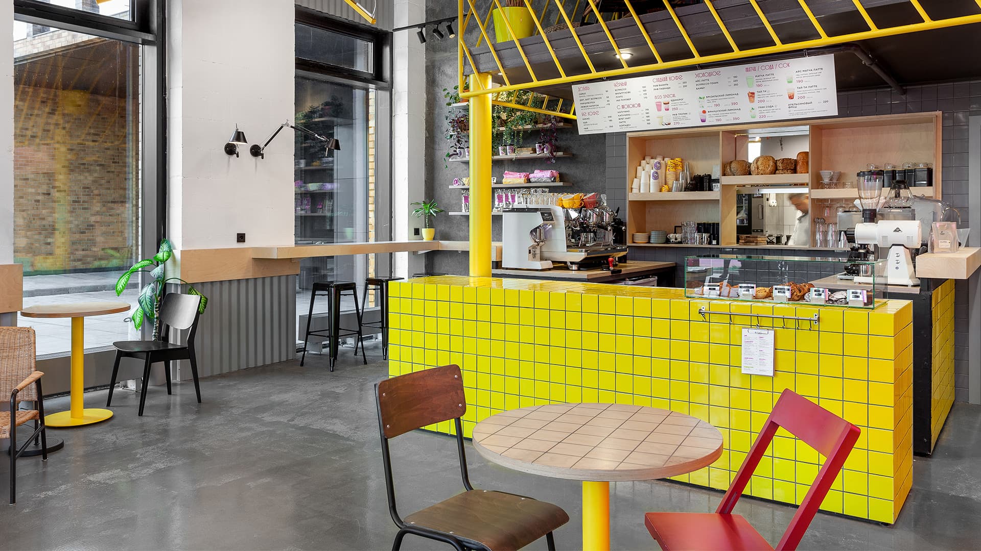 Кофейня с завтраками и ярким интерьером – проект Room Design Buro