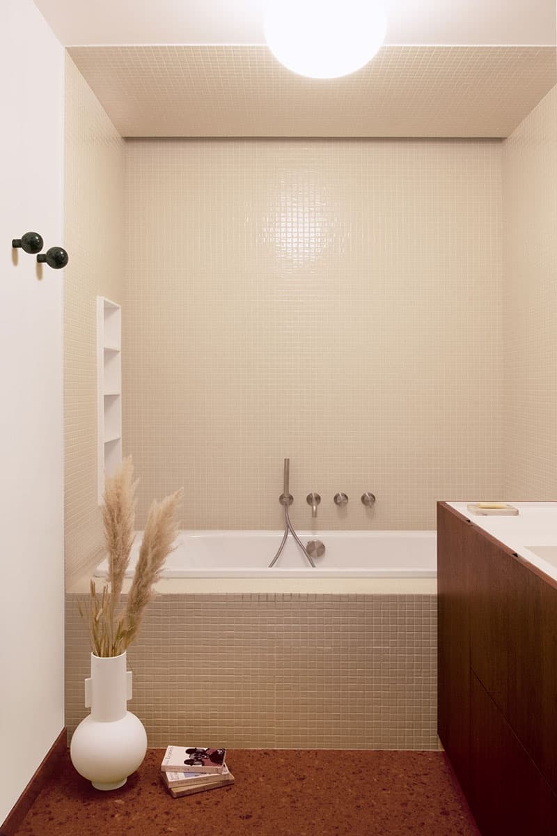 Монохромная квартира в Париже – проект студии Martin Massé