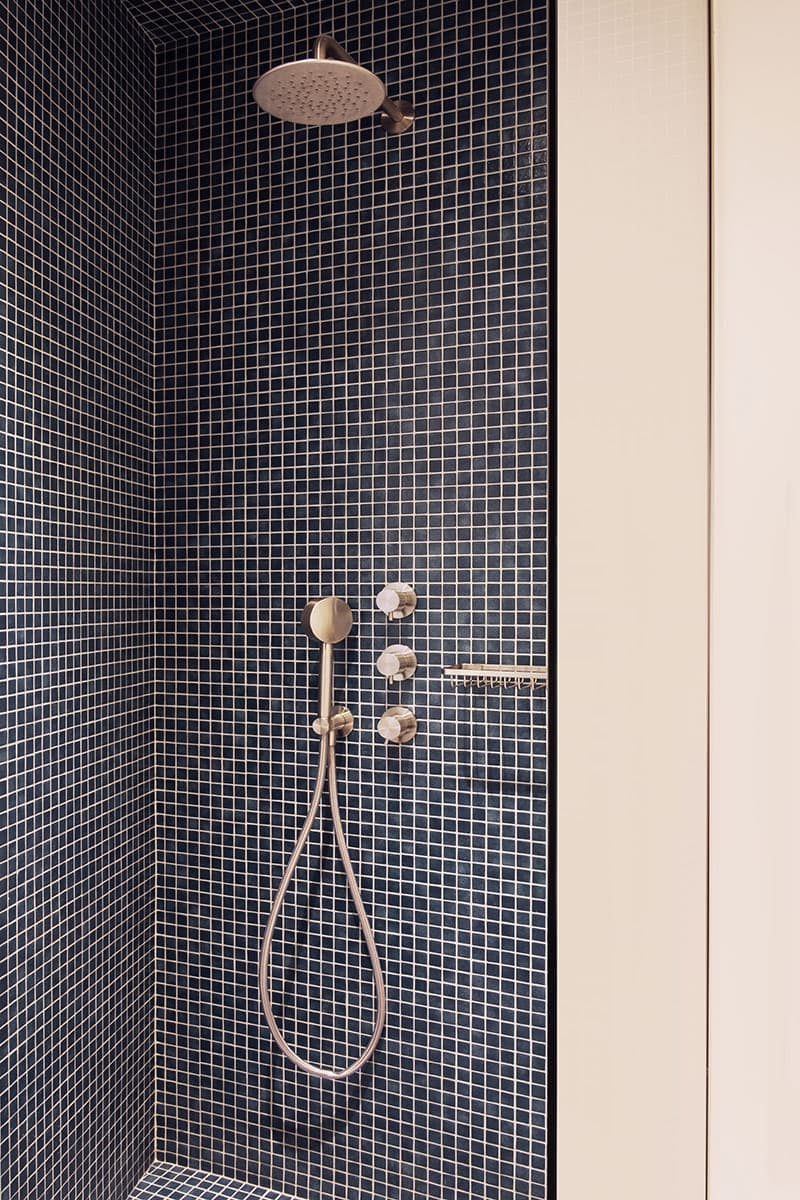 Монохромная квартира в Париже – проект студии Martin Massé