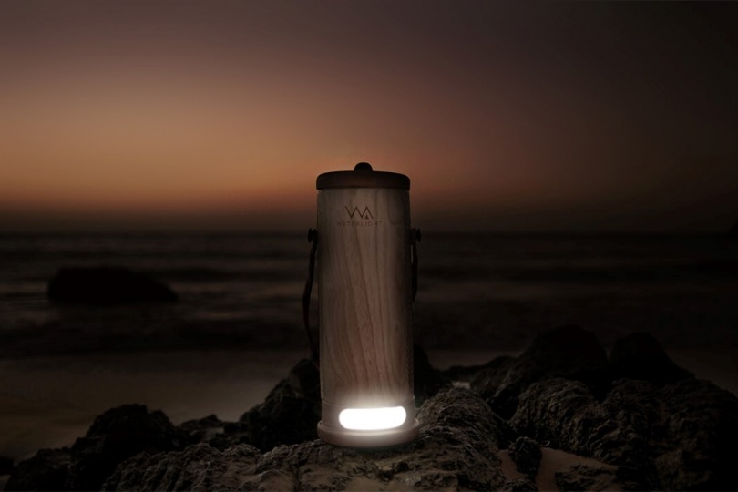 Портативный светильник с аккумулятором, заряженным от соленой воды