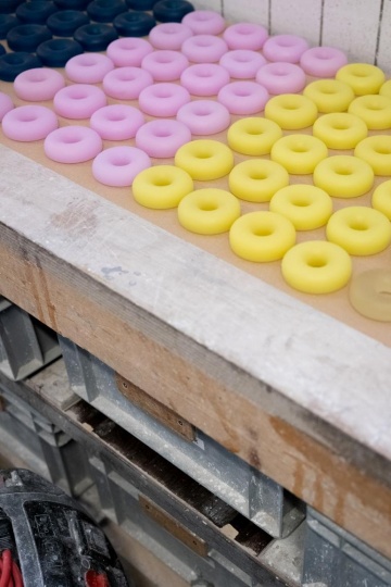 Пуфы-пончики конфетного цвета от Сабины Марселис