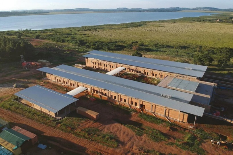 Ренцо Пиано завершил строительство детской больницы с землебитными стенами в Уганде