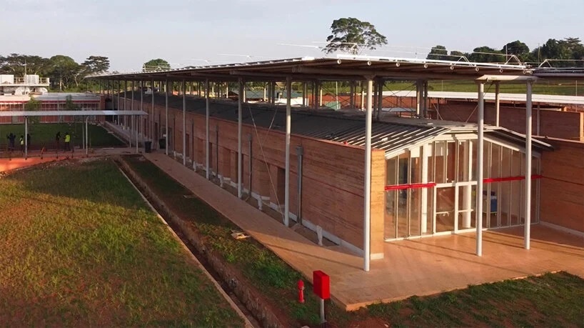 Ренцо Пиано завершил строительство детской больницы с землебитными стенами в Уганде