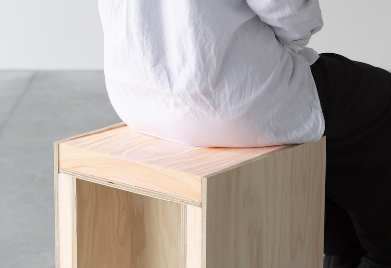 Дизайнер Тиаки Ёсихара создал мебель из пенополистирола с текстурой древесины