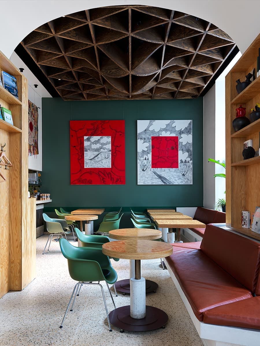 Ресторан в Москве с мебелью Vitra – проект архитектора Агнона Гранота