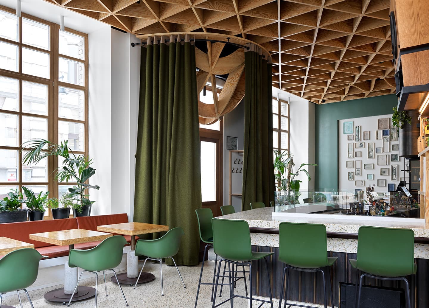 Ресторан в Москве с мебелью Vitra – проект архитектора Агнона Гранота