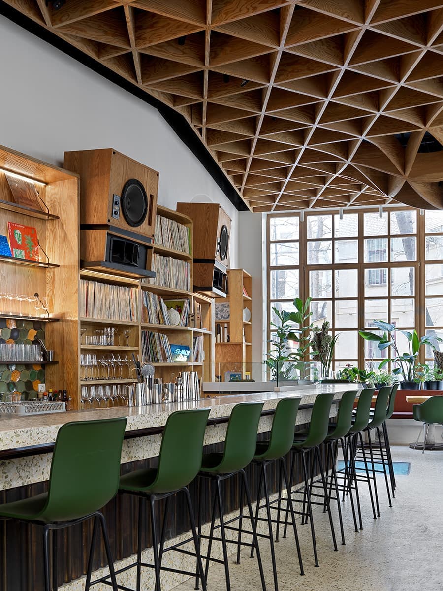 Ресторан в Москве с мебелью Vitra – проект архитектора Агнона Гранота