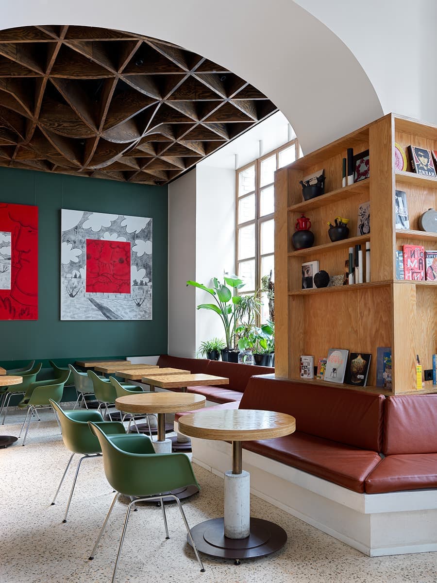 Ресторан в Москве с мебелью Vitra – проект архитектора Агнона Гранота