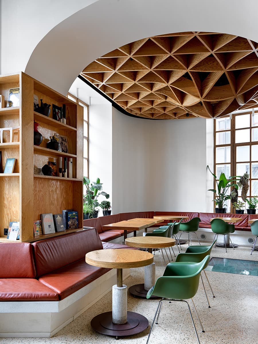 Ресторан в Москве с мебелью Vitra – проект архитектора Агнона Гранота