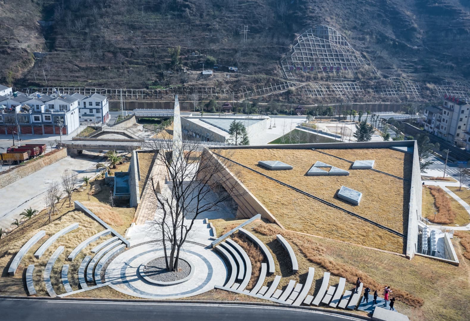 Мемориальный парк в Лунтошань. HUAXIA Architects Studio. Фото: Xio Huo