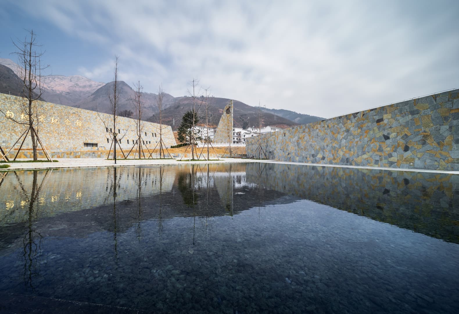 Мемориальный парк в Лунтошань. HUAXIA Architects Studio. Фото: Xio Huo