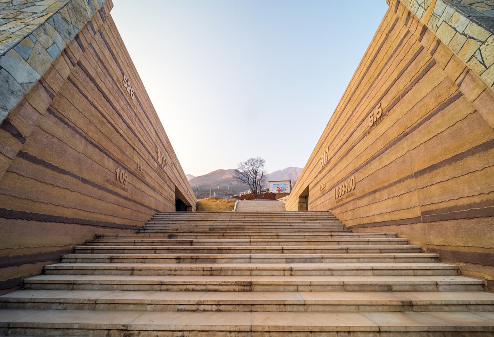 Мемориальный парк в Лунтошань. HUAXIA Architects Studio. Фото: Xio Huo