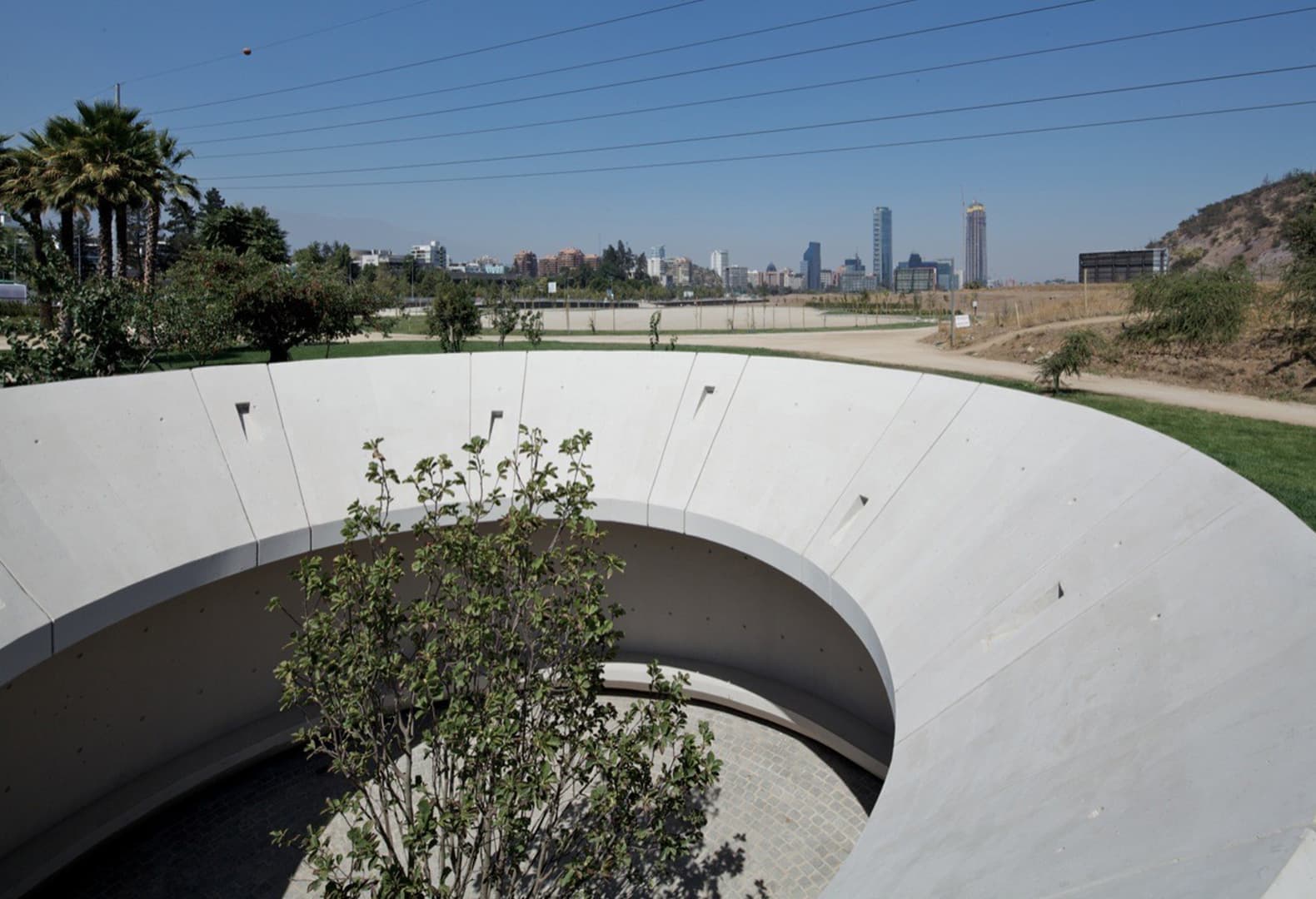 M9 Memorial. Gonzalo Mardones V Arquitectos. Фото: Nico Saeh