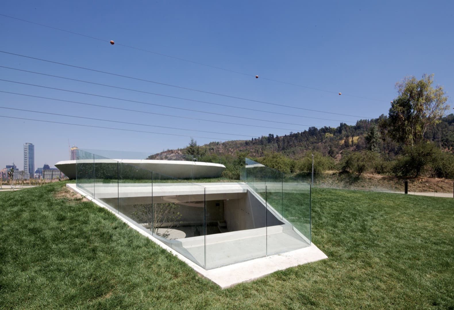 M9 Memorial. Gonzalo Mardones V Arquitectos. Фото: Nico Saeh