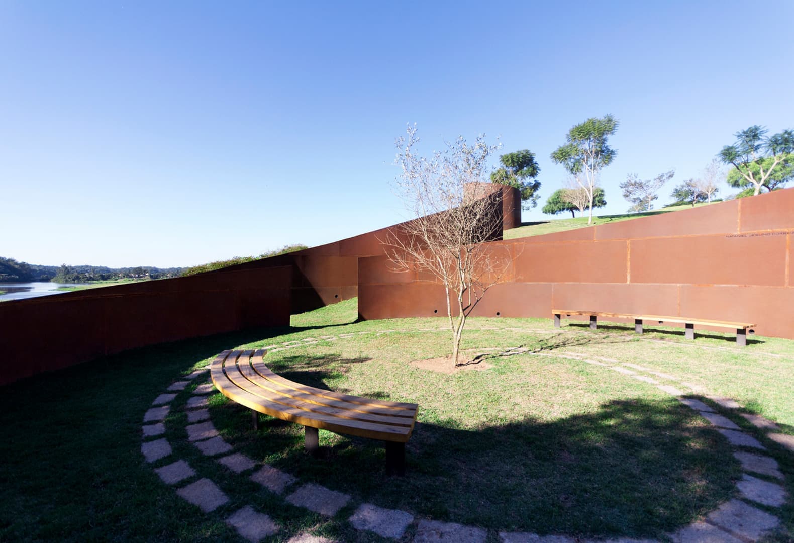 Мемориальный парк дас Сережейрас. Crisa Santos Arquitectos. Isis de Oliveira