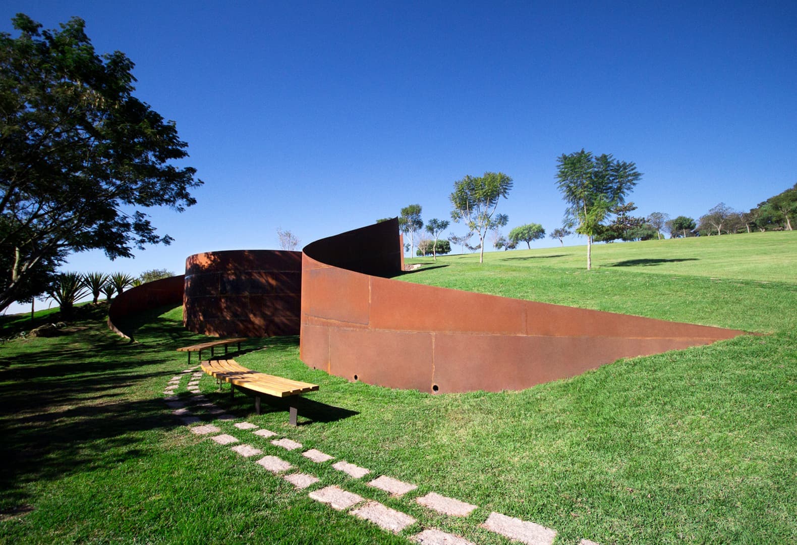 Мемориальный парк дас Сережейрас. Crisa Santos Arquitectos. Isis de Oliveira