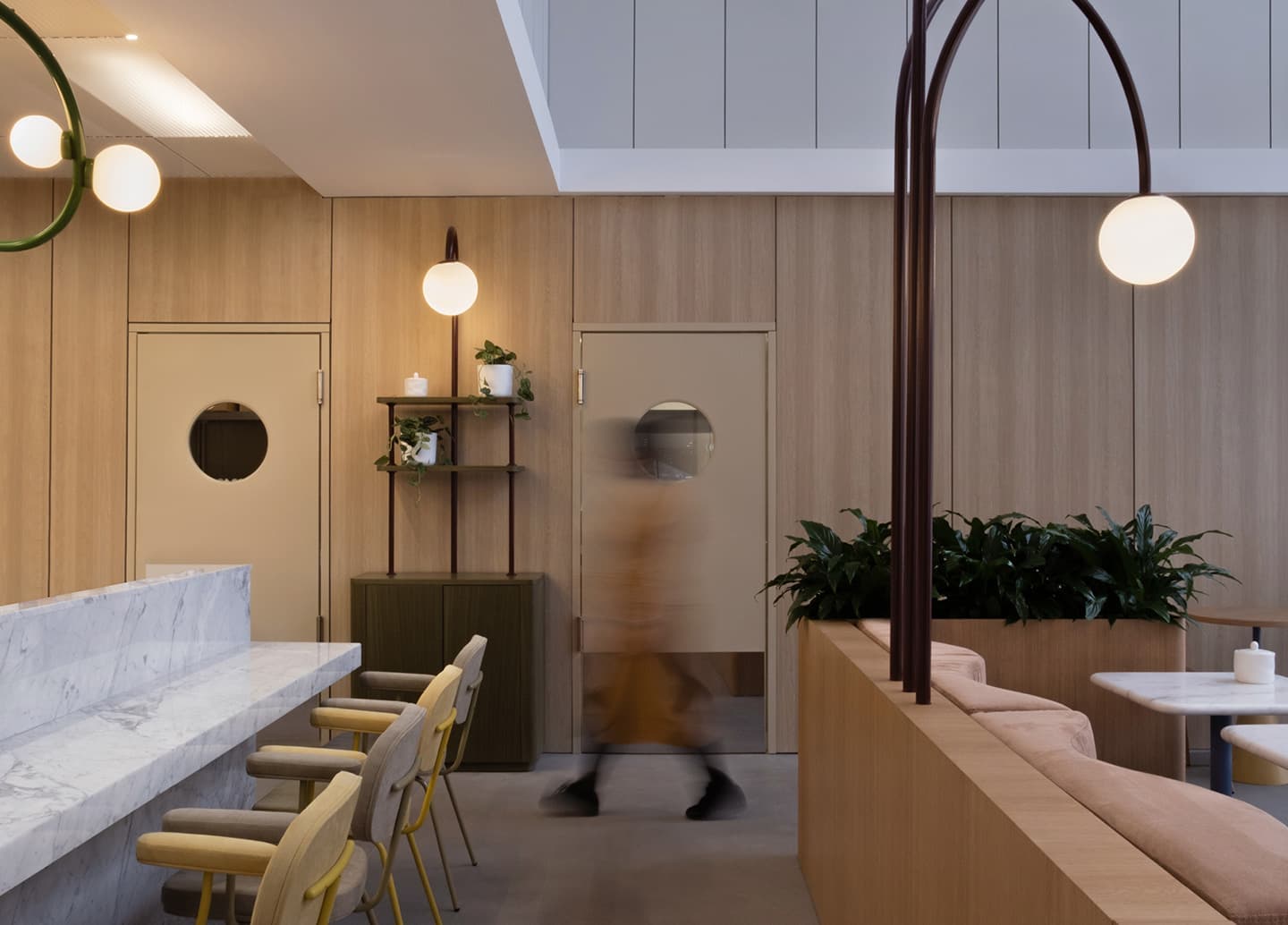 Светлое кафе с высокими потолками – проект Studio SHOO