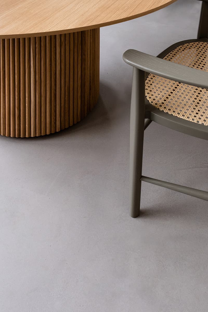 Светлое кафе с высокими потолками – проект Studio SHOO