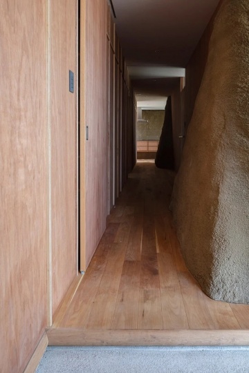 ADX превращает выкопанную землю в трапециевидные стены для дома в Японии