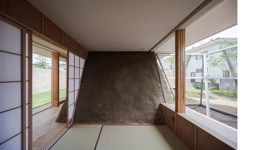 ADX превращает выкопанную землю в трапециевидные стены для дома в Японии