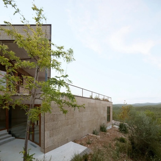 Дом в лесу Барселоны с применением биоклиматических стратегий