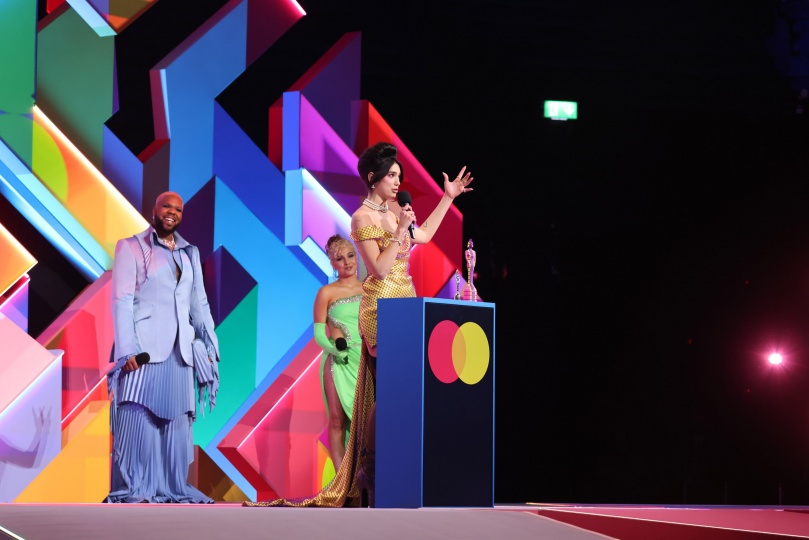 Эс Дэвлин и Йинка Илори разработали дизайн сцены для Brit Awards