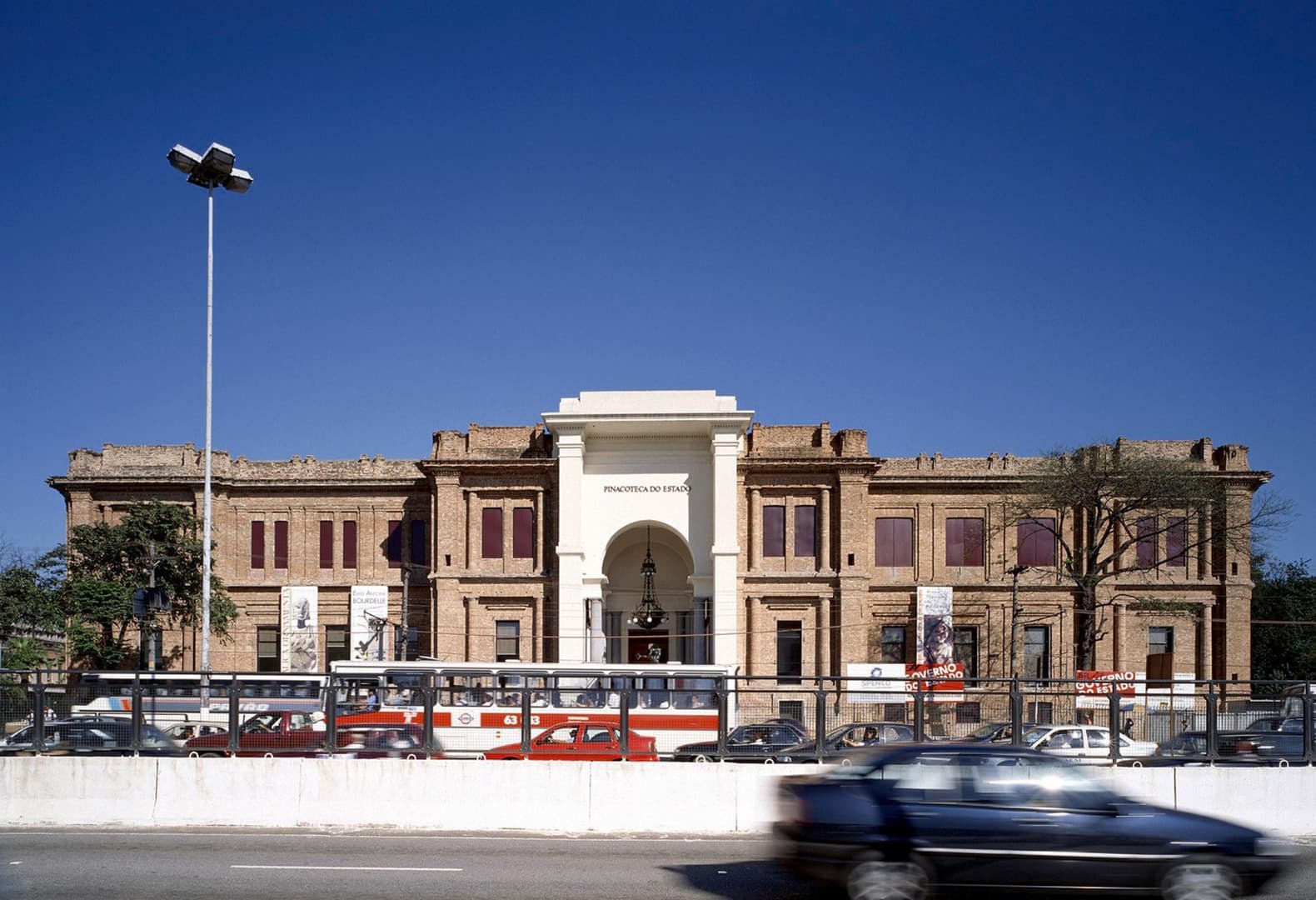 Пинакотека штата Сан-Паулу (1998). Пауло Мендес да Роша. Фото: Nelson Kon