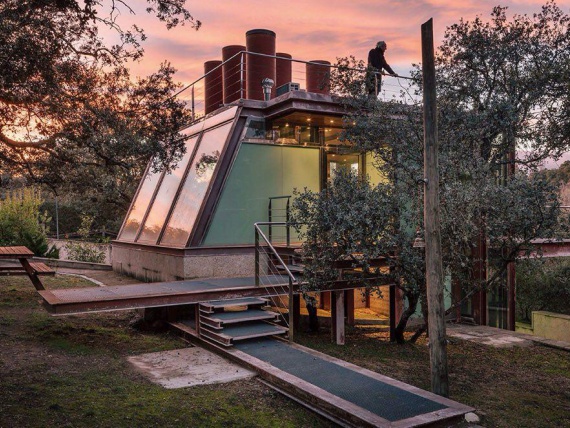 Penelas Architects построили дом из стекла и металла в лесу в Испании