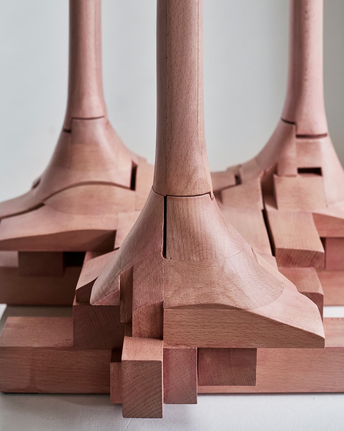 Шо Ота, вешалка для одежды Surfaced. Фото: Jeroen van der Spek. Стайлинг: Cleo Scheulderman