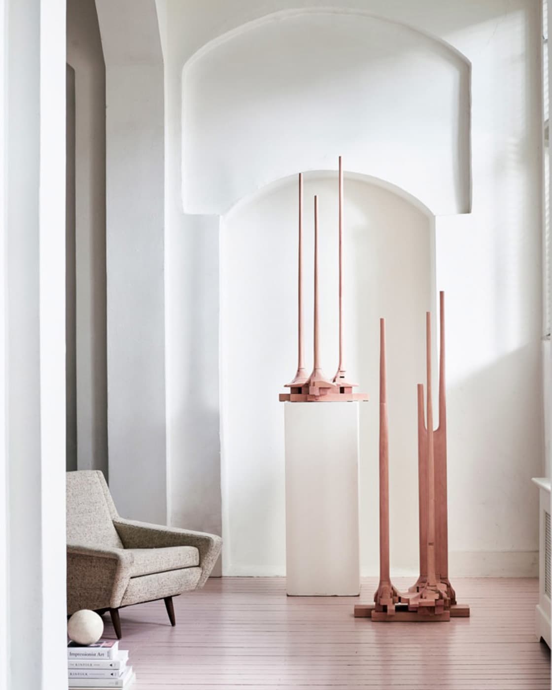 Шо Ота, вешалка для одежды Surfaced. Фото: Jeroen van der Spek. Стайлинг: Cleo Scheulderman